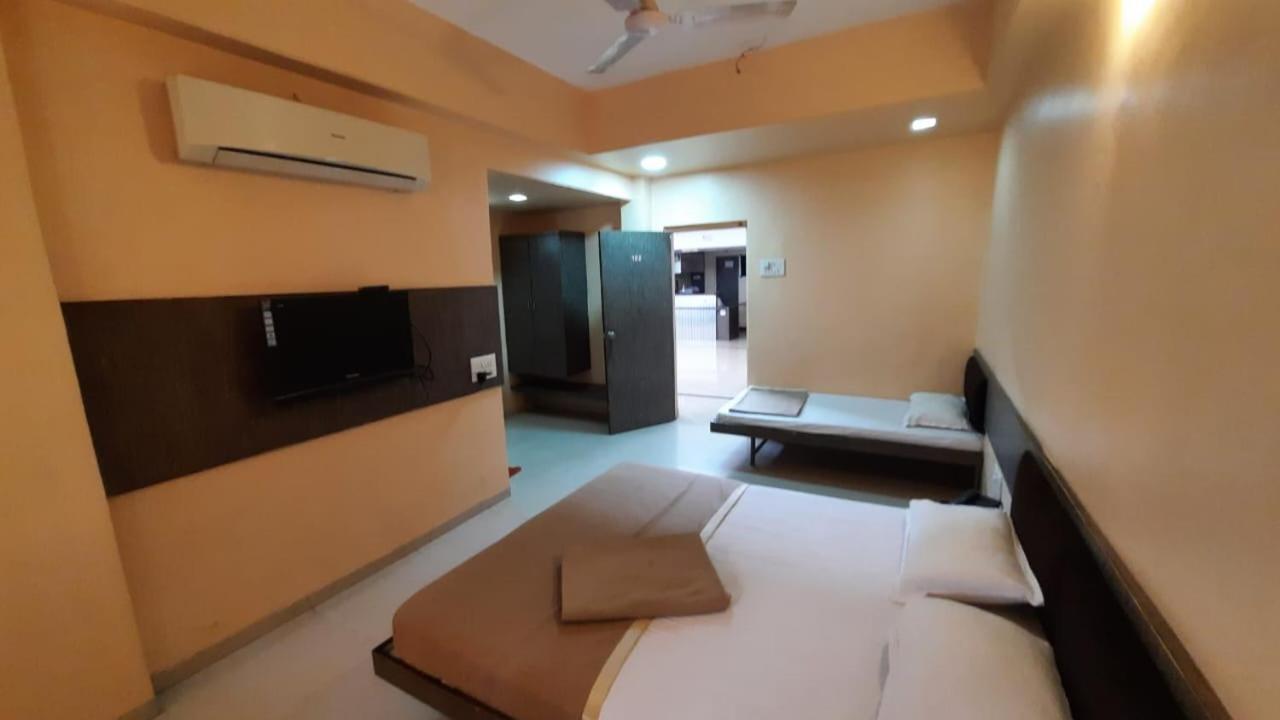Sugandha Lodge Solapur Exterior photo