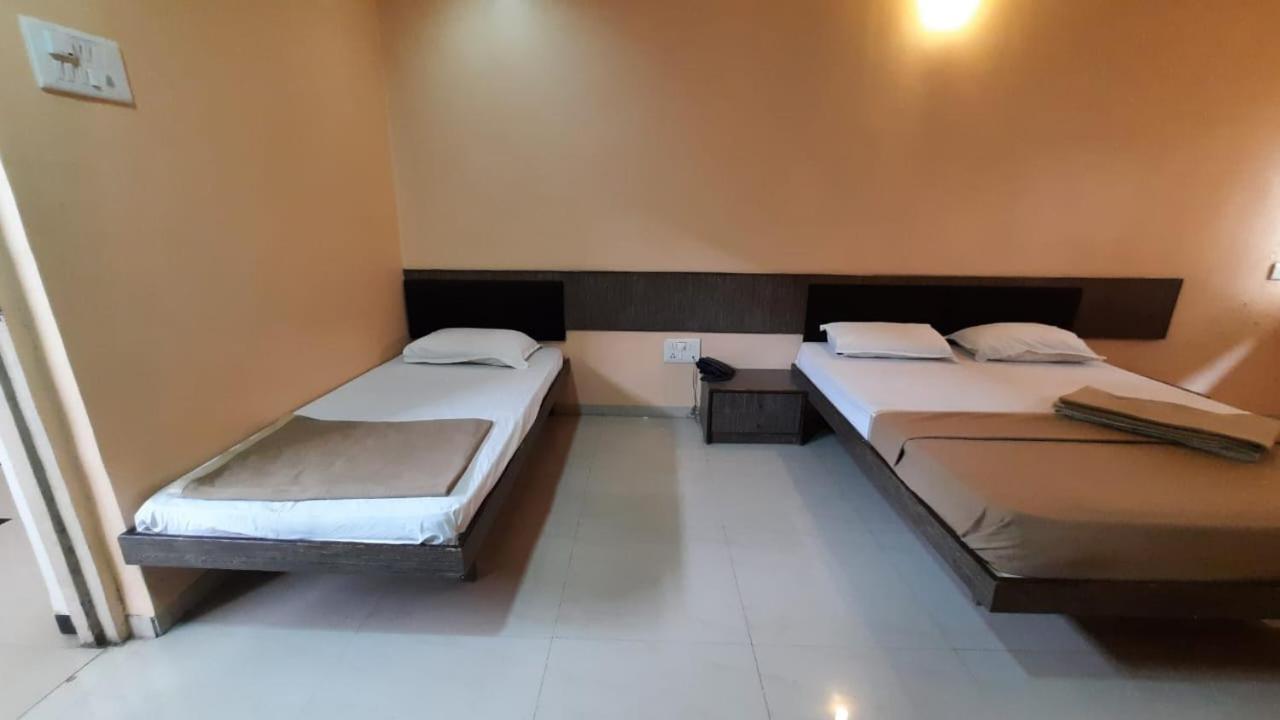Sugandha Lodge Solapur Exterior photo